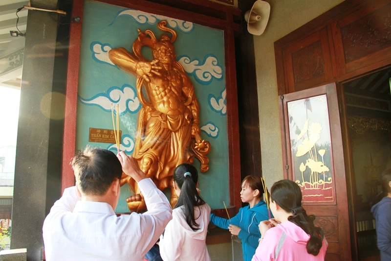 Dòng người thành kính đi lễ chùa đầu năm Bính Thân ảnh 12